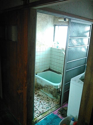 浴室 before 以前は風呂釜が設置してあった為に浴槽のサイズが小さくなにより寒いとの事