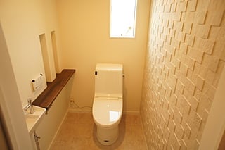壁にエコカラットタイルを貼り、消臭・調湿できるトイレ。
