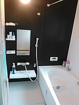 浴室 after　風呂釜を撤去し浴室の幅を広げ1坪タイプのユニットバスを設置、断熱性も高めて寒さを改善。