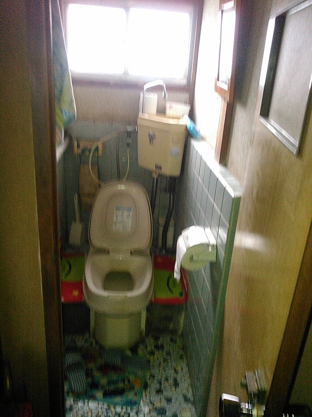 トイレ　before　和式で掃除もしづらく床がタイルで冷たい。