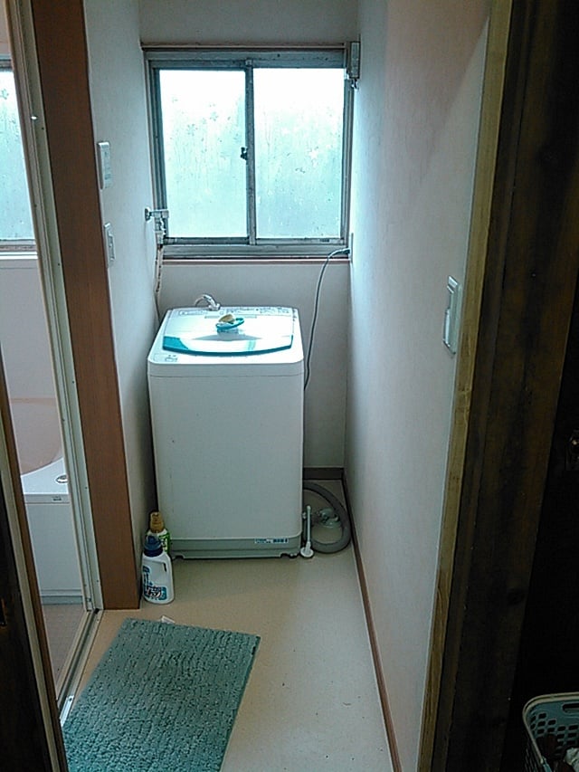 脱衣所　after　床を直しそして手洗い器は洗面化粧台に交換そして廊下に移設することにより、脱衣スペースが広がりました。